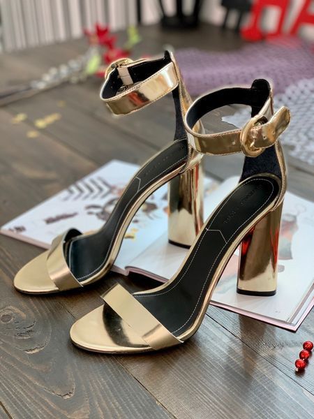 Босоножки KENDALL+KYLIE золотистые на каблуке 12271 фото
