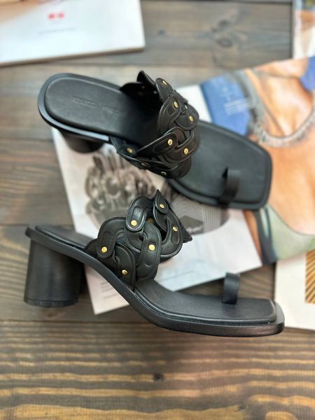 Босоножки Rebecca Minkoff черные Studded Toe Loop Sandal 8359 фото