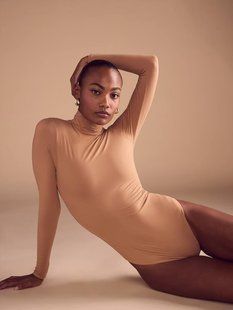 Боді бежеве Victoria's Secret BODYWEAR by Victoria with FeatherSoft&trade; Innovation Turtleneck Bodysuit 83971 фото