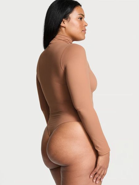 Боді бежеве Victoria's Secret BODYWEAR by Victoria with FeatherSoft&trade; Innovation Turtleneck Bodysuit 83971 фото