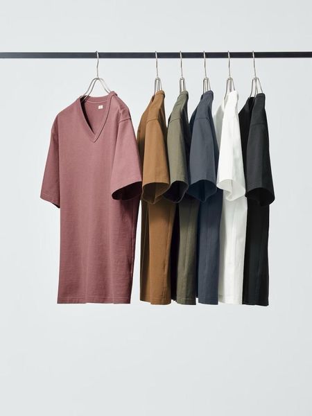 Футболка Uniqlo U темно-серая V-Neck T-Shirt 841511 фото