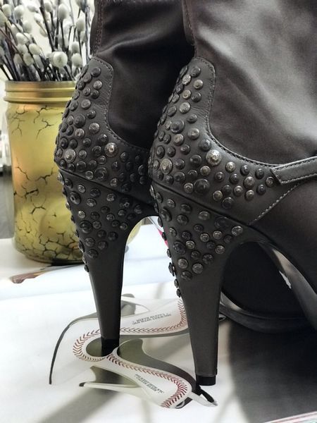 Сірі ботильйони Bebe 112 фото